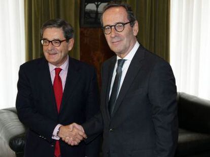 Mario Fern&aacute;ndez, a la izquierda, y Gregorio Villabeitia el d&iacute;a del relevo en la presidencia de Kutxabank.