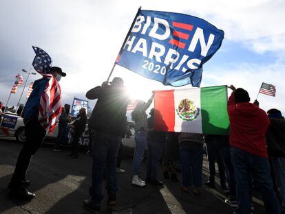 Un grupo de partidarios de Joe Biden celebra su victoria en Las Vegas (Nevada), el sábado.
