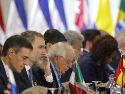 Pedro Sánchez, Felipe VI y Josep Borrell, en la Cumbre Iberoamericana celebrada en Guatemala en 2018.