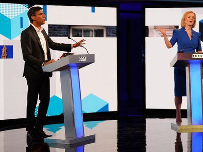 Sunak (izquierda) y Truss durante el debate de la noche del lunes en la BBC