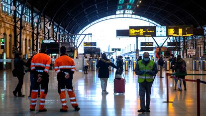 Tren de cercanías en la Estación Norte de Valencia.