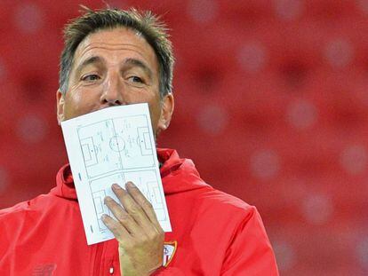 Berizzo, en el entrenamiento del Sevilla en Moscú.