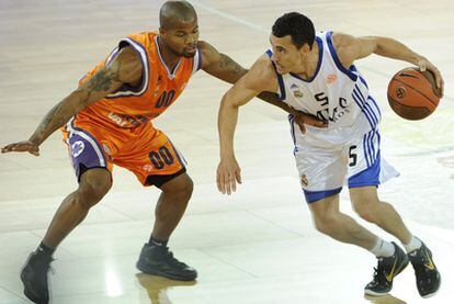 Omar Cook defiende a Pablo Prigioni.