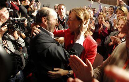 Alfredo Pérez Rubalcaba y Carme Chacón se abrazan tras la elección del secretario general.