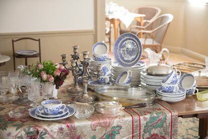 The 'estate sales' are markets organized in the homes of the owners or their heirs, where absolutely everything is for sale.  In the image, a table dressed for sale by Astrid and María, from Arquitectura del Orden.