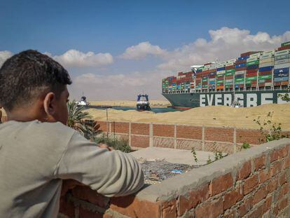 Uma criança observa os trabalhos de resgate no canal de Suez.