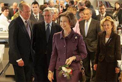 Junto al Rey, Valentín Fuster, y, detrás de la Reina, la ministra Elena Salgado, en la sede del CNIC.