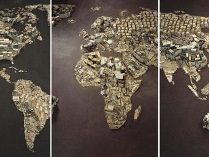 Detalle de &#039;Mapamundi&#039;, obra realizada por Vik Muniz a partir de residuos tecnol&oacute;gicos. 