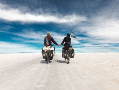 Dos cicloturistas recorriendo el salar de Uyuni, en Bolivia. 
