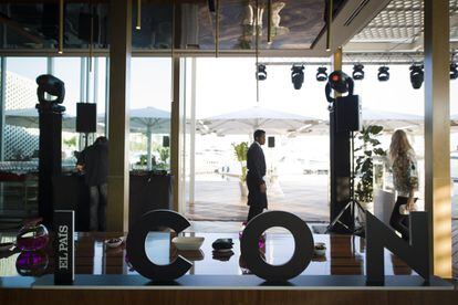 Las vistas al mar del OneOcean Club de Barcelona, a través del logo de ICON que se encontraba en la sala