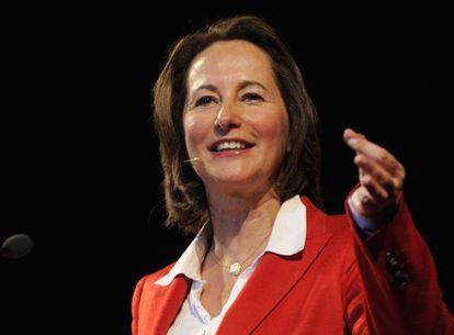 Segolene Royal, one of France&#039;s Socialist Party presidential primary candidates, speaks at a political rally in Paris, October 6, 2011.  REUTERS/Gonzalo Fuentes   (FRANCE - Tags: POLITICS ELECTIONS)