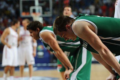 Dos jugadores eslovenos, cabizbajos durante el partido contra Turquía.