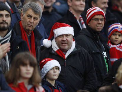 Aficionados del Stoke City durante un partido navide&ntilde;o de su equipo.