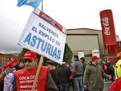 Trabajadores de Coca-Cola de la planta de Colloto en Asturias.