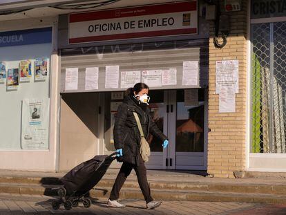 Una mujer pasa ante una oficina de empleo en Madrid el 2 de abril de 2020.
