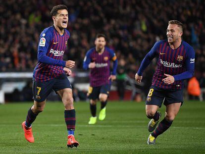 Coutinho y Arthur celebran uno de los goles del Barça ante el Sevilla.