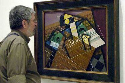 Un visitante observa una de las 250 obras del maestro del cubismo que el museo exhibirá hasta el 19 de septiembre.