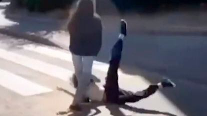 Captura de vídeo donde se puede ver a una menor de 12 años brutalmente agredida por una compañera a la salida de su centro escolar en el barrio madrileño de San Blas.