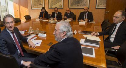 El ministro de Fomento, Íñigo de la Serna, el secretario de Estado de Infraestructuras, Julio Gomez Pomar, y el presidente de Adif, Juan Bravo Rivera, durante una reciente reunión con representantes de la Generalitat de Cataluña.
