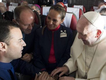 El Papa Francisco celebra un insólito enlace aéreo.