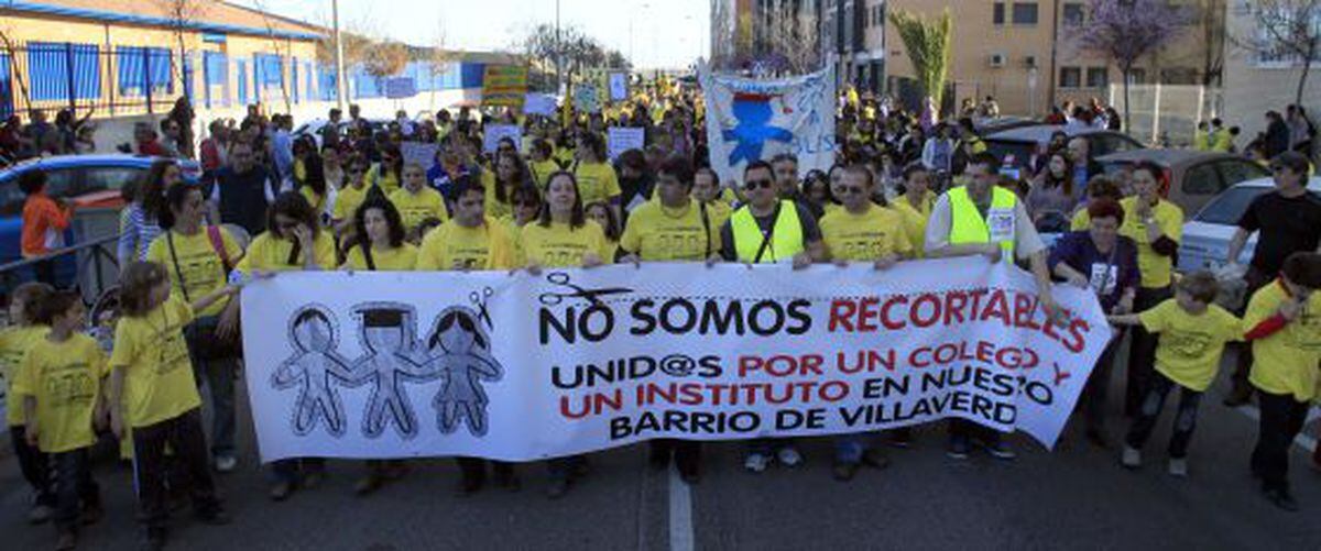 Protesta para pedir que se retomen las obras de un colegio de Villaverde |  Madrid | EL PAÍS