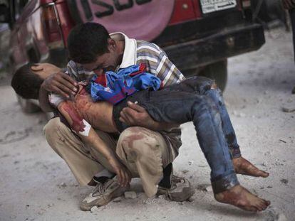 La imagen ganadora del premio Pulitzer: un hombre sirio llora sobre el cuerpo de su hijo cerca del hospital de Aleppo, en Siria (octubre, 2012).