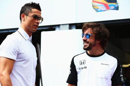 Cristiano Ronaldo, ayer con Fernando Alonso en el Gran Premio de M&oacute;naco