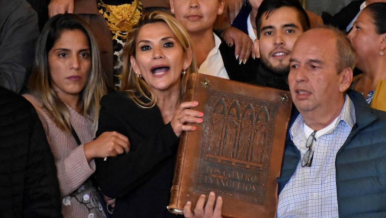 La presidenta interina de Bolivia, Jeanine Áñez, sujeta los Evangelios tras asumir el cargo el pasado noviembre.