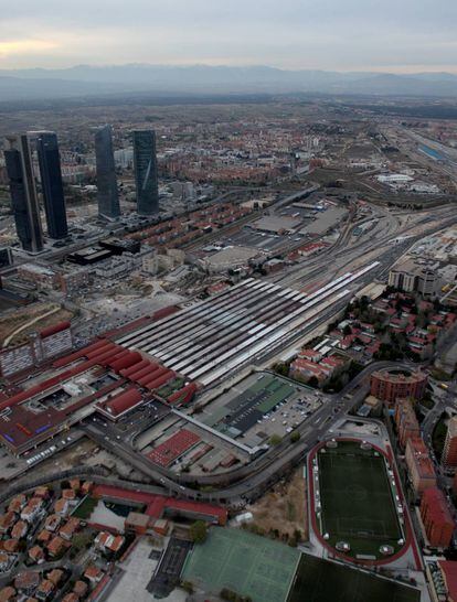 Los terrenos incluidos en la Operaci&oacute;n Chamart&iacute;n, con la estaci&oacute;n de tren en primer t&eacute;rmino. 