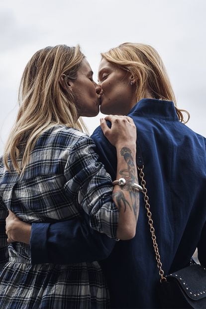 Hace algo más de un año, la modelo Svea Berlie y su chica, Jenny Ray, protagonizaron la campaña de la colección de joyas de & Other Stories en colaboración con la firma Faux/Real. Unas imágenes minimalistas y realistas sobre el amor entre dos mujeres.