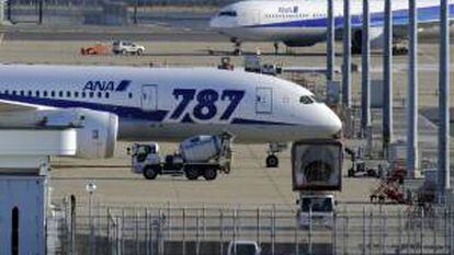 Dos aviones ANA Boeing 787 en la pista del aeropuerto de Haneda en Tokio (Japón). EFE/Archivo