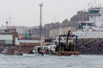 Barcos de pesca franceses navegaban hacia el puerto de Saint-Hélier, en Jersey, el pasado 6 de mayo.