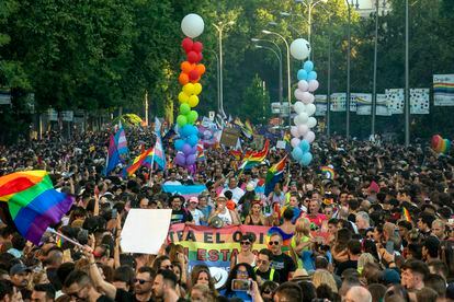 La marcha del Orgullo 2022 avanza por el paseo del Prado. 