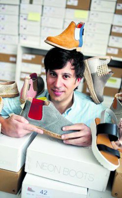 Iván Rodríguez, fundador de Neon Boots, muestra el calzado que diseña su empresa.