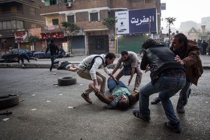 Un partidario de los Hermanos Musulmanes herido en los enfrentamientos con las fuerzas de seguridad egipcias, en enero de 2014 en El Cairo.