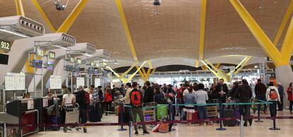 Decenas de pasajeros en la T4 de Madrid-Barajas.  EFE