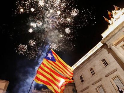 Fuegos artificiales en la plaza de Sant Jaume, en Barcelona, el pasado viernes tras la proclamaci&oacute;n de independencia por el Parlament