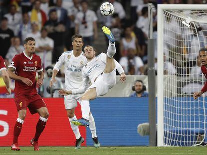 Bale anota de chilena el segundo gol de la final de la Champions de 2018 ante el Liverpool.