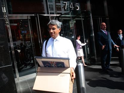Un empleado de Lehman Brothers abandona las oficinas del banco en Nueva York en septiembre de 2008.