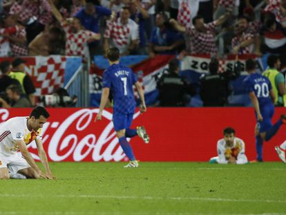 Los jugadores croatas celebran el gol ante el lamento de los espa&ntilde;oles.