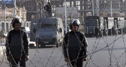Polic&iacute;as egipcios fuera del sitio donde se llevar&aacute; a cabo el juicio contra Morsi.