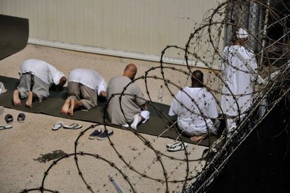 Varios detenidos, en la prisión de la base militar estadounidense en Guantánamo, Cuba, en una foto de archivo.