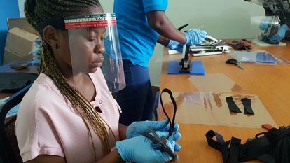 Una trabajadora prepara protectores faciales contra la covid-19 en Dar es Salam, Tanzania, en mayo de 2020.