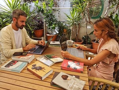 Javier Vela y María Alcantarilla, editores de Firmamento, en Cádiz en junio de 2022.