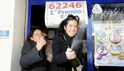 Amparo Valero, detr&aacute;s, con su hija Marisa, celebran el haber repartido 4 millones de euros.