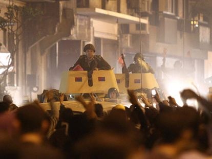 Los tanques avanzan sobre las calles de El Cairo, cerca de la sede de la televisión nacional.