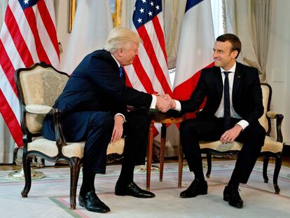 El presidente de EE UU, Donald Trump, saluda hoy al presidente franc&eacute;s, Emmanuel Macron, antes de una comida de trabajo en Bruselas.