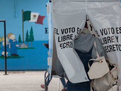 Un hombre vota en las elecciones en Hidalgo para elegir presidentes municipales en octubre de 2020.