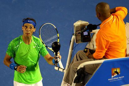 Rafael Nadal se encara con el juez de silla durante su duelo con Tomas Berdych.