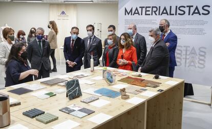 
El lehendakari Iñigo Urkullu, el consejero de Turismo y Comercio, Javier Hurtado, y el delegado del Gobierno en el País Vasco, Denis Itxaso, entre otros, inauguraron este lunes en Güeñes el Basque BioDesign Center, de diseño ecológico.